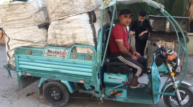 Savaşta bacağını kaybetti atık kağıt toplayarak geçimini sağlıyor