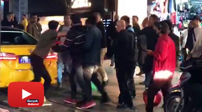 Taksiciden aracına tekme atan şahsa uçan tekme