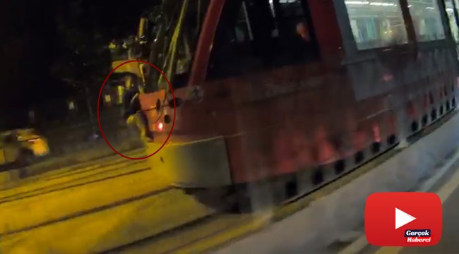 Tramvaya asılan küçük çocuk şoke etti