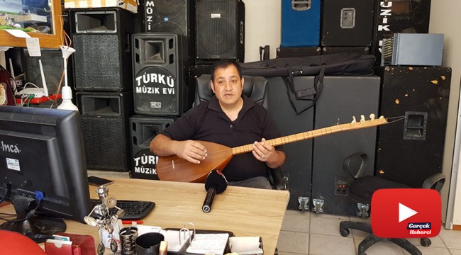 Türkiye'ye saz çalmayı internet üzerinden öğretiyor