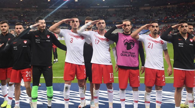 UEFA, Fransa Türkiye maçıyla ilgili soruşturma başlattı! Asker selamı...