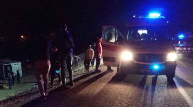 Van'da askerleri taşıyan midibüs devrildi: Çok sayıda asker yaralı