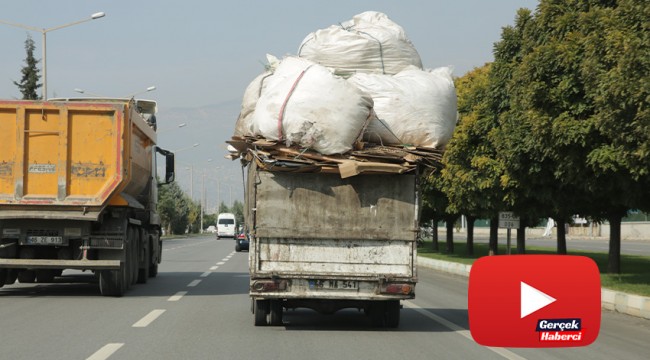 Yük sınırını aşan kamyonetin tehlikeli yolculuğu