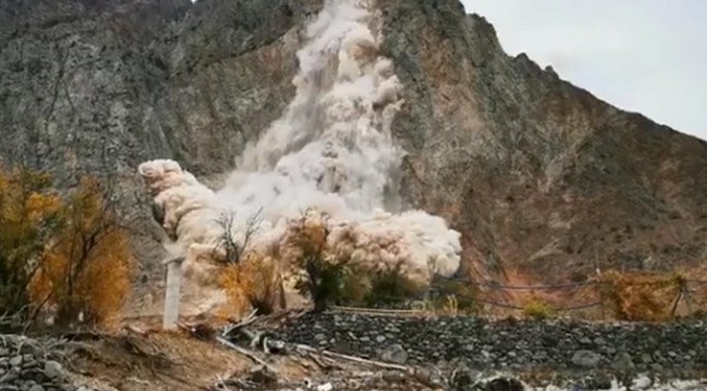 6 kez taşınan Yusufeli'de heyelan: Kopan kayalar baraj inşaatı alanına düştü