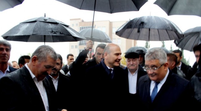 Açılış töreninde yağmura yakalanan Soylu: Ben konuştukca bereket yağıyor