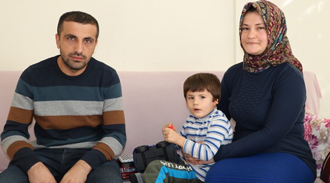 Aynaya bakınca kulaklarını kapatıyor