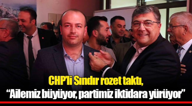 CHP’li Sındır rozet taktı, “Ailemiz büyüyor, partimiz iktidara yürüyor”