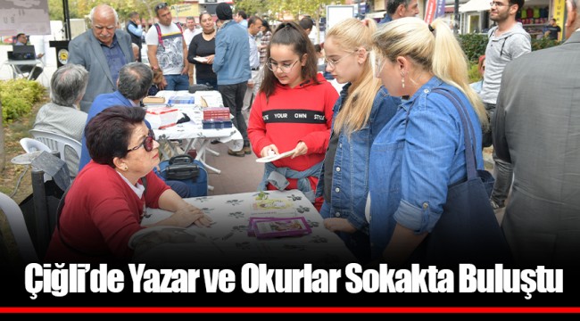 Çiğli’de Yazar ve Okurlar Sokakta Buluştu