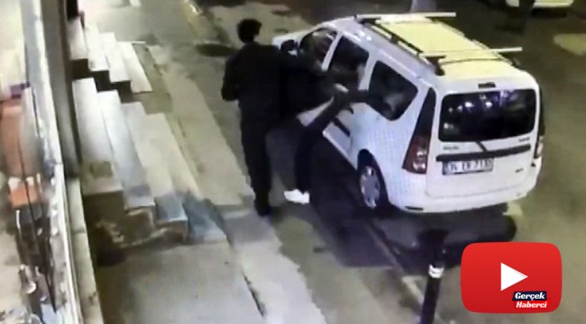 Dayak yiyen şahıs, sinirini yol kenarında bulunan araçtan çıkarttı