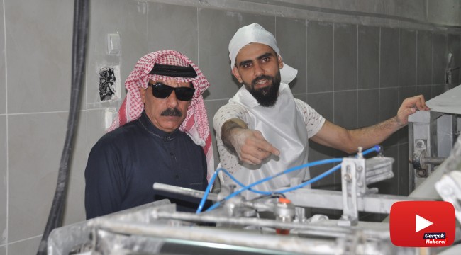 Dünyaca ünlü Suriyeli sanatçı Akçakale’de fırın açıp fakirlere ekmek dağıtıyor
