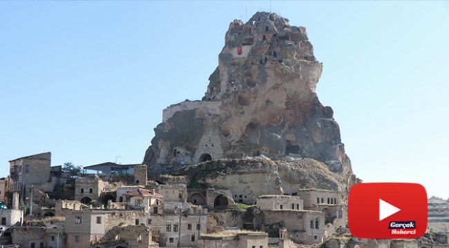 Dünyanın tek doğal gökdeleni turistlerin akınına uğruyor