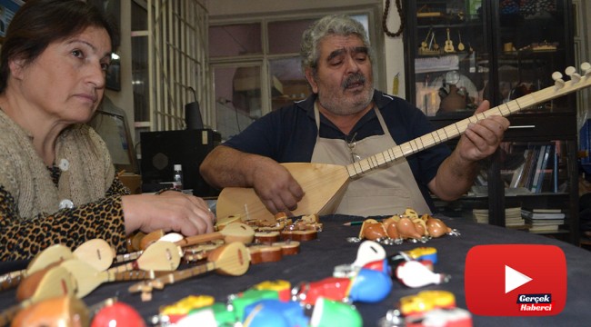 Hem saz yapıyor, hem çalıyor