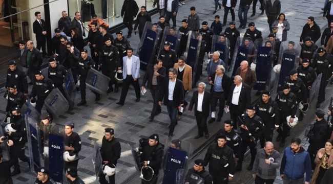 İstiklal Caddesi'nde bildiri dağıtmak isteyen HDP'li vekillere polis ablukası