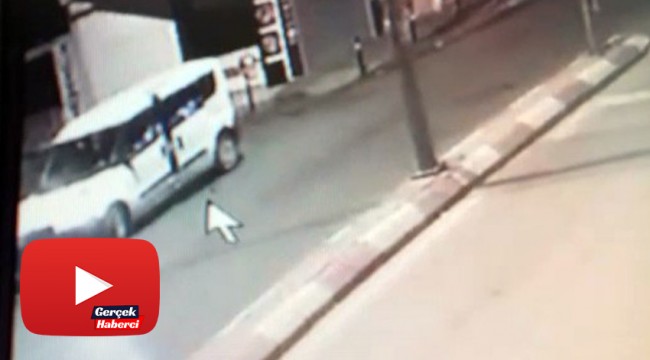 Kadının yola düşürdüğü telefonu kamyonetten inip böyle aldı