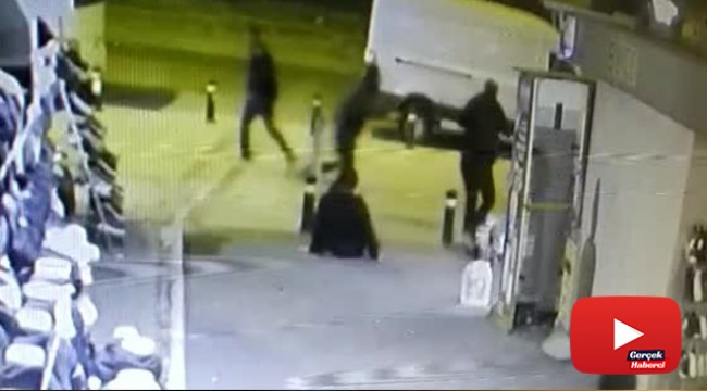 Kaldırımda bekleyen adamı bacağından vurdu