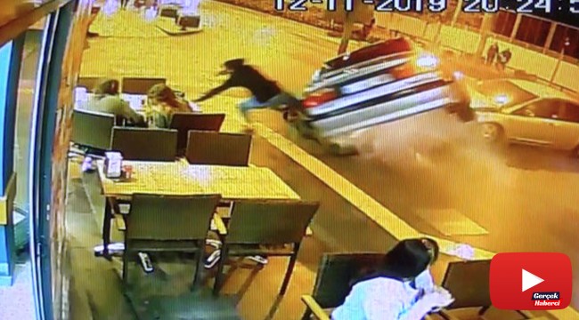 Kaldırımda bekleyen bisikletli dehşeti yaşadı