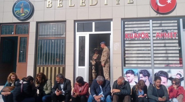 Kayyım atanan Akpazar Belediyesi önünde oturma eylemi