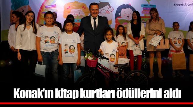 Konak’ın kitap kurtları ödüllerini aldı