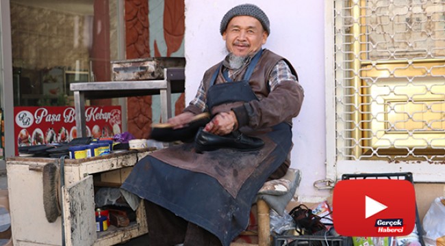 Rus saldırısından kaçan Özbek Türkü, Suriye sınırında ayakkabı boyacılığı yapıyor