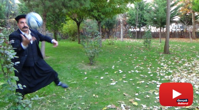 Şalvarı, şapkası, tespihi ve oyuncularına verdiği tepkiyle yeşil sahalara renk kattı