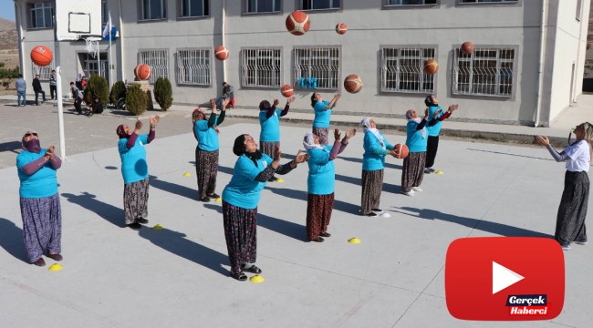 Şalvarlı kadınlar hayatlarında ilk kez basketbol oynadı
