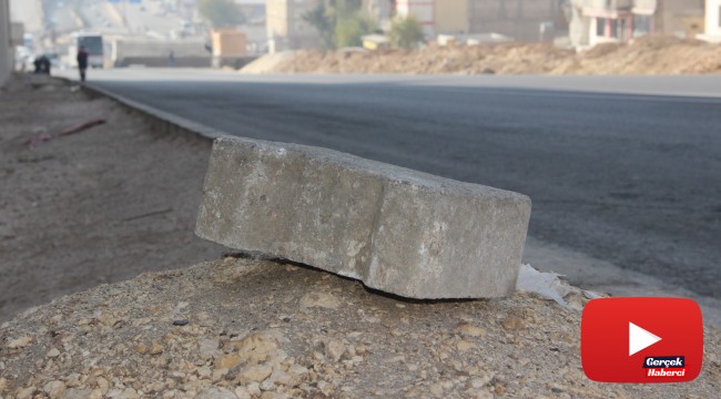 Seyir halindeki otomobilin üzerine parke taşı düştü