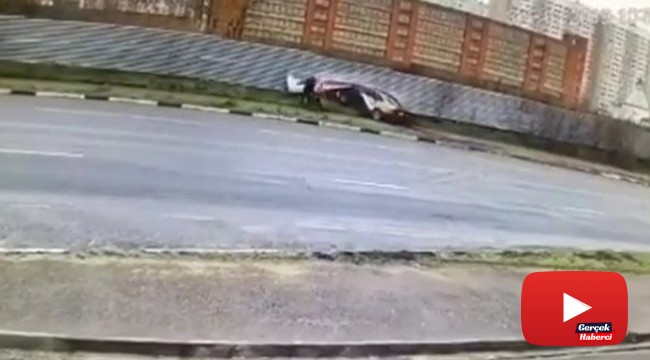 Yayalar ıslak yolda kayan aracın altında kalmaktan son anda kurtuldu
