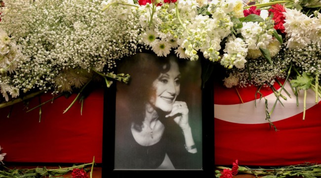 Yıldız Kenter'in cenazesinde gerginlik: 'Sen kadın olmasaydın görürdün'