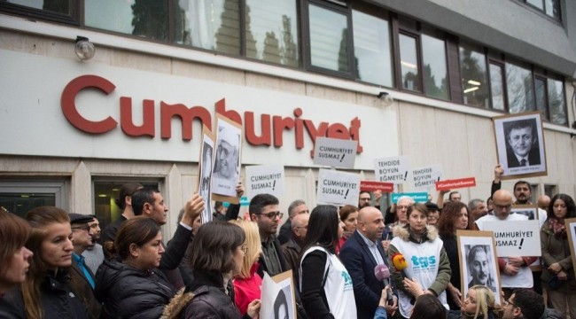 Akit TV sunucusu Dağıstanlı'nın 'bombalı saldırı' tehdidi Cumhuriyet gazetesi önünde protesto edildi