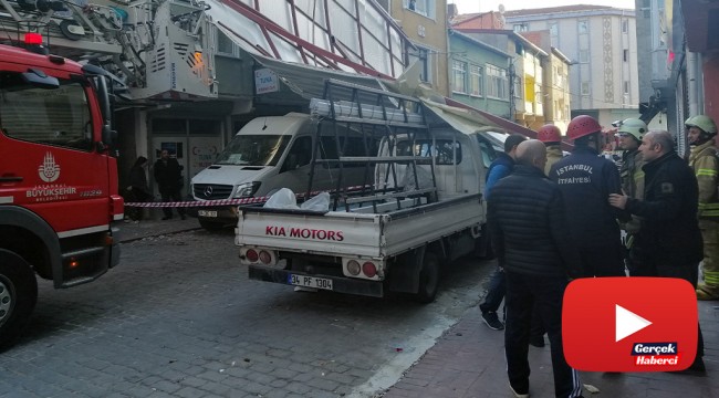 Baba ve çocuğu uçan çatının altında kalmaktan saniyelerle kurtuldu