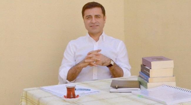 Cezaevi yönetimi, Demirtaş’a kendi söyleşisinin de bulunduğu Evrensel gazetesini vermedi