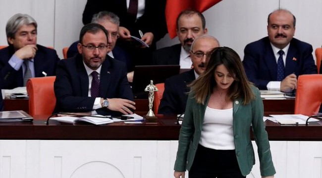 CHP'li vekil 'İşsizlik ve mutsuzluk' Oscar'ını Bakan Kasapoğlu'nun masasına bıraktı