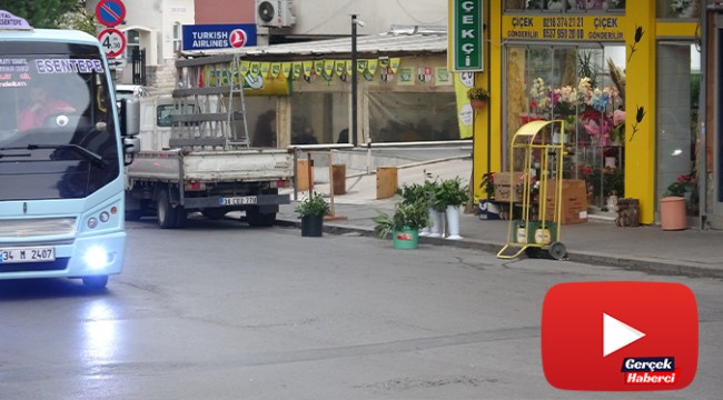 Freni boşalan minibüs yoldaki yayaları teğet geçip dükkana daldı