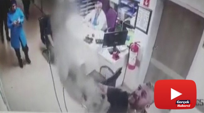 Hastanede çalışan teknisyen bir anda tavandan düştü...O anlar kamerada