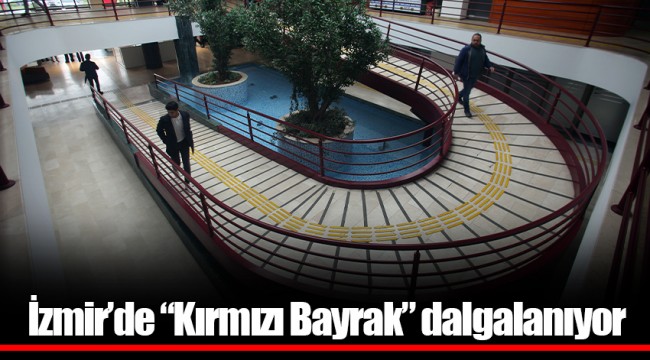 İzmir’de “Kırmızı Bayrak” dalgalanıyor