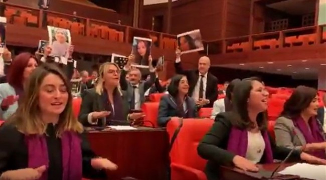 Kadın vekiller, Ankara ve İstanbul’da polisin müdahale ettiği 'danslı eylemi' TBMM’de yaptı