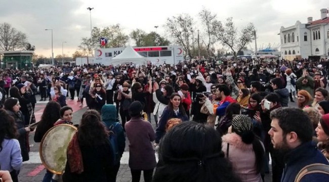 Kadınlar, Şilili feministlerin danslı protestosunu İstanbul'da gerçekleştirdi, polis gruba müdahale etti
