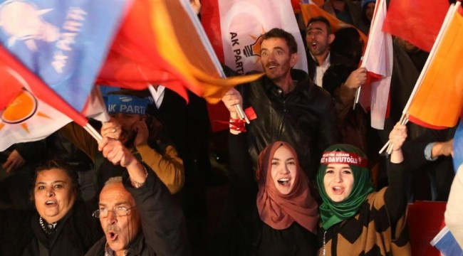 KONDA Genel Müdürü Ağırdır: Hem oy verdiğimiz partiye “Lanet olsun!” diyoruz hem de oy vermeye devam ediyoruz