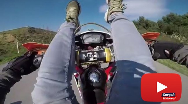 Motosiklete sırtüstü uzanıp tek tekerlek üzerinde gitti