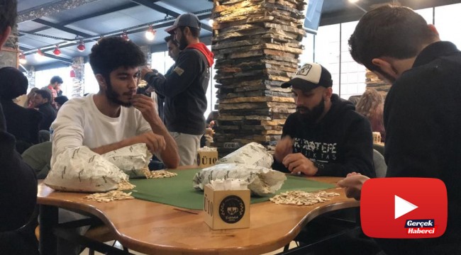 Muhabbet için değil, altın kazanmak için çekirdek çitlediler