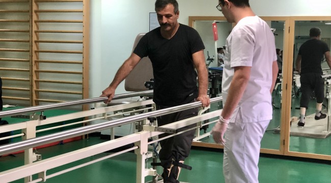 Omurilik felci geçiren terör mağduru adam robotik cihaz ile ayağa kalktı