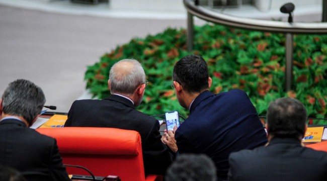 Özel’in Kılıçdaroğlu’na gösterdiği fotoğrafların yakın çekimi ortaya çıktı