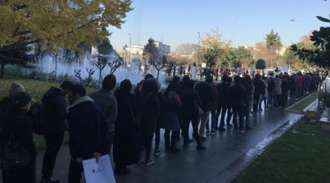 Sözleşmeli personel için iş duyurusu yapan İBB'nin önünde metrelerce kuyruk oluştu