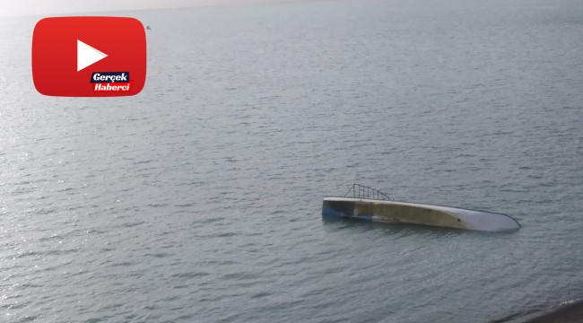 Tekne devrilince yüzerek kıyıya çıkmışlar