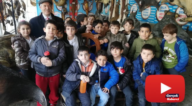 Ustasından çocuklara ‘balık burger' ikramı