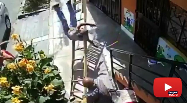 Yaşlı adam yoluna çıkan merdiveni sallayıp boyacıyı düşürdü