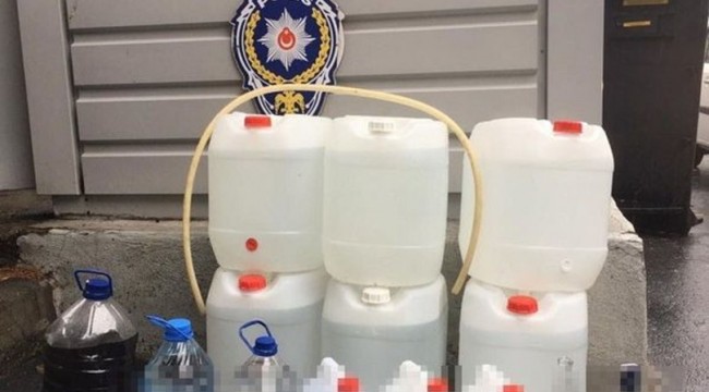 Adana'da imalathaneye dönüştürülen evde yapım aşamasında ve satışa hazır 1380 litre sahte içki bulundu