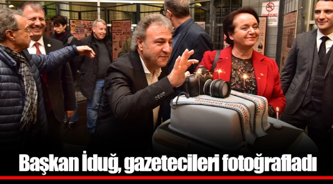 Başkan İduğ, gazetecileri fotoğrafladı 