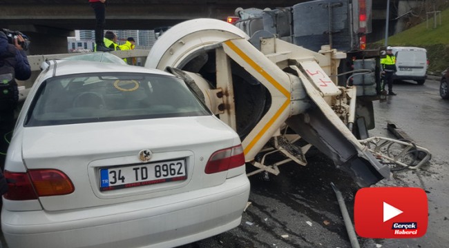 Beton mikseri otomobilin üzerine devrildi