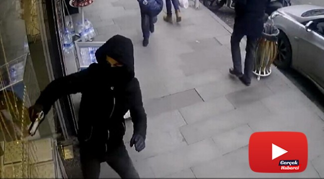 Çağlayan’da yüzleri maskeli ve silahlı iki kişi kabzayla vitrin camını kırmaya çalıştı